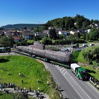 482 dias depois, submarino completa viagem de 39 km por terra para chegar a museu 