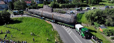 482 dias depois, submarino completa viagem de 39 km por terra para chegar a museu 