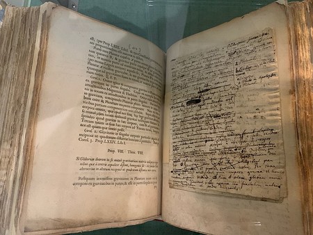 Se descubre un manuscrito raro de Isaac Newton en una biblioteca corsa