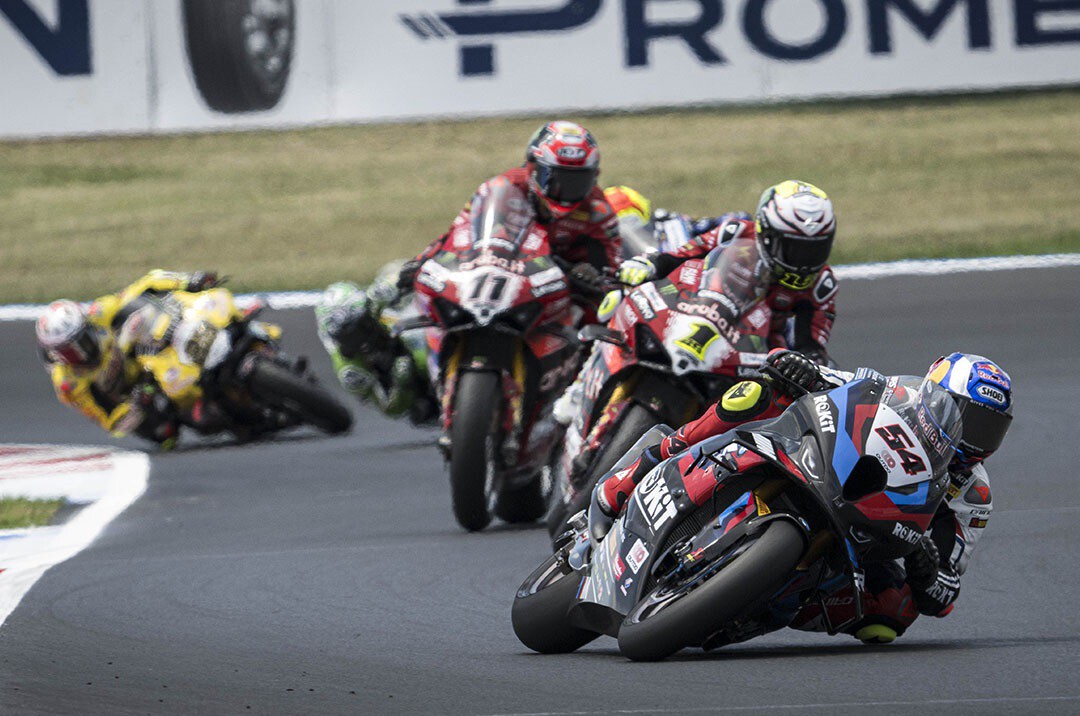 Toprak Razgatlioglu hace su primer triplete con BMW y aprovecha una caída de Álvaro Bautista para abrir hueco 