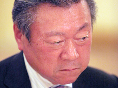 El ministro de ciberseguridad de Japón nunca ha usado un ordenador y no sabe qué es un pendrive
