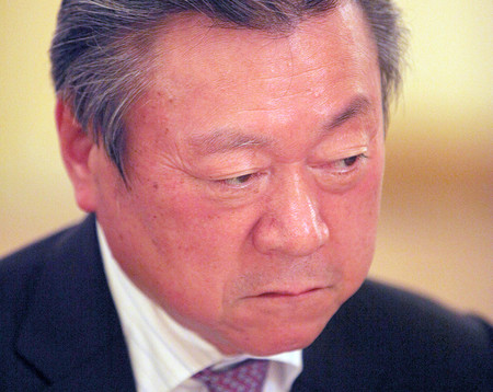 El ministro de ciberseguridad de Japón nunca ha usado un ordenador y no sabe qué es un pendrive