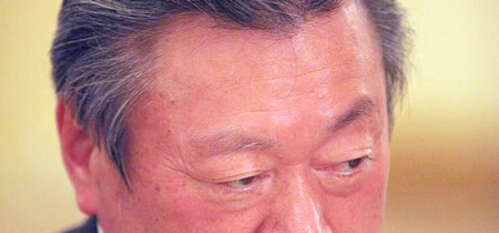 El ministro de ciberseguridad de Japón nunca ha usado un ordenador y no sabe qué es un pendrive