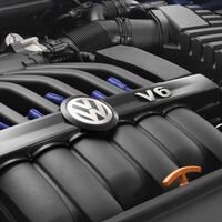 Los autos eléctricos no se están vendiendo como se esperaba, y VW reacciona rápido: invertirá millones en motores de combustión