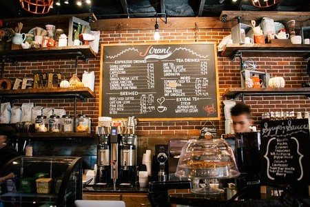 Cumplir con la distancia social, el reto de los bares en España