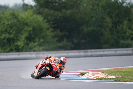 Marc Márquez se convierte en el mejor poleman de la historia gracias a una vuelta inverosímil con ruedas lisas en lluvia