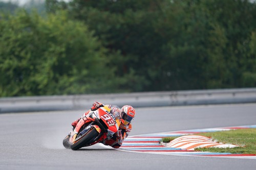 Marc Márquez se convierte en el mejor poleman de la historia gracias a una vuelta inverosímil con ruedas lisas en lluvia