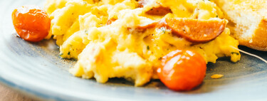 Depende de cuándo eches la sal, tus huevos revueltos serán más jugosos que nunca 