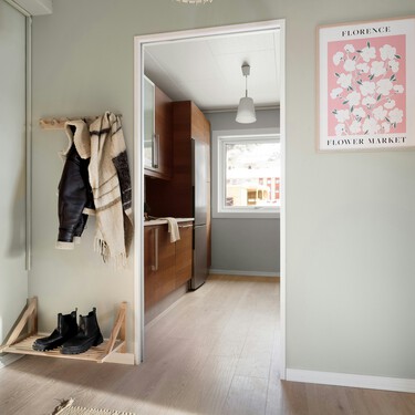 Adiós al perchero de toda la vida: cuatro tendencias que triunfan en 2026 para ganar espacio de almacenamiento en el recibidor