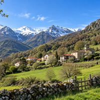 Uma aldeia inteira com 14 casas e uma igreja está à venda numa propriedade de 770 hectares, com excelentes ligações de transportes 