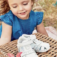 Ocho zapatos de verano para vestir los pies de los más pequeños de la casa