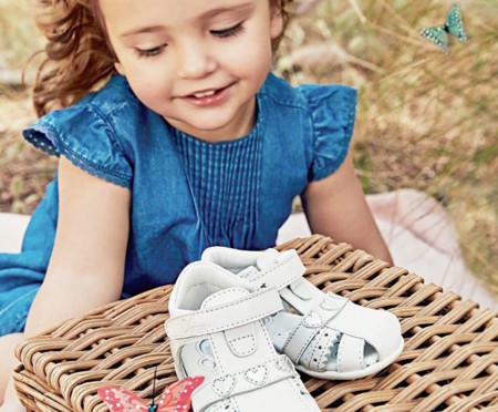 Ocho zapatos de verano para vestir los pies de los más pequeños de la casa