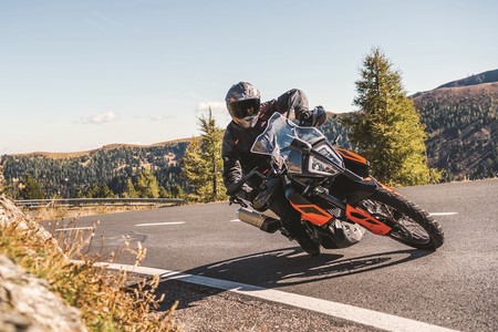 Las KTM 790 Adventure ya tienen precio: desde 12.399 euros para llenarte la boca de arena