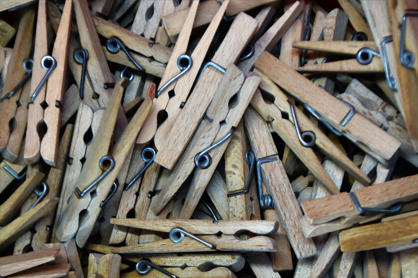 Con tres pinzas viejas de la ropa y un trozo de madera podrás hacer este nuevo organizador para paños y bayetas dentro del armario del fregadero