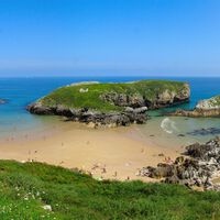 Parece el Caribe, pero está en Asturias: la playa paradisíaca de agua turquesas que te deja sin aliento 