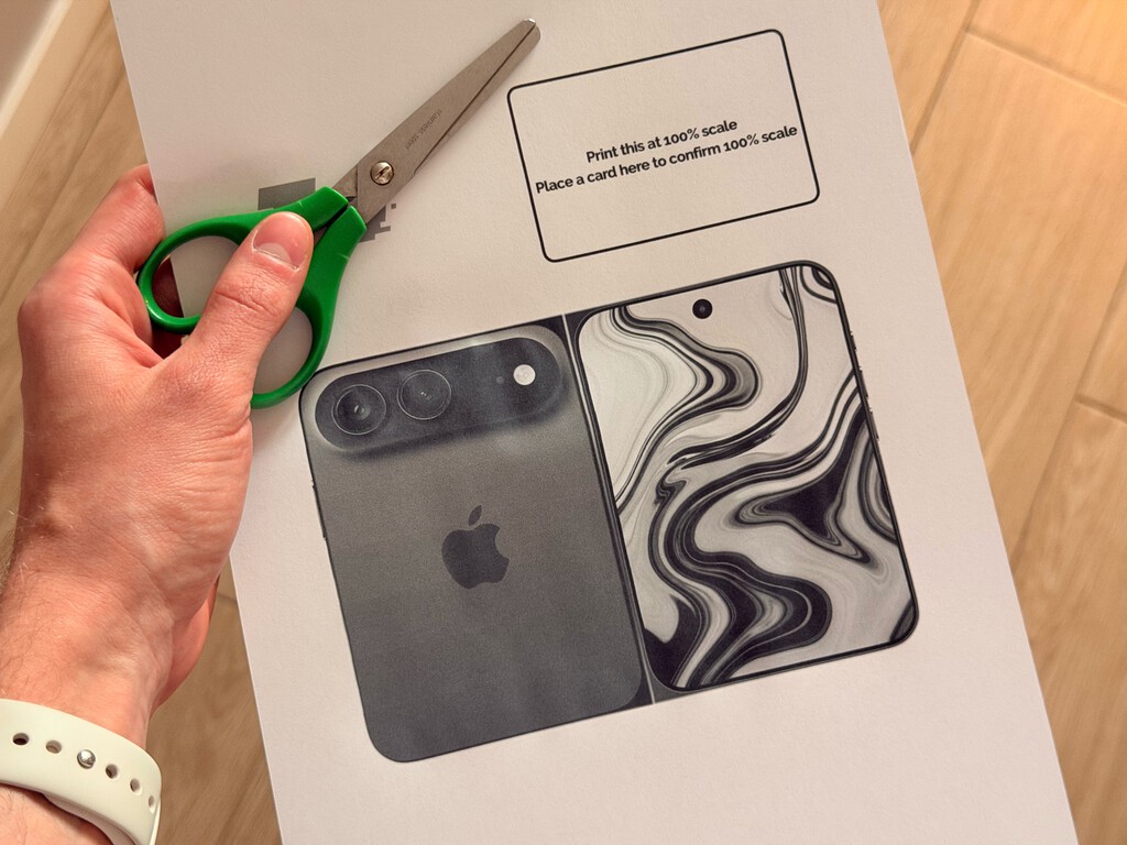 Apple todavía no ha lanzado su iPhone plegable, pero tú puedes montarte uno hoy mismo con una impresora y unas tijeras