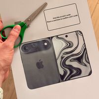 Apple todavía no ha lanzado su iPhone plegable, pero tú puedes montarte uno hoy mismo con una impresora y unas tijeras