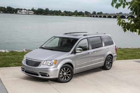 La próxima minivan de Chrysler podría ser eléctrica con tracción integral