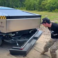 Usa una Tesla Cybertruck para remolcar una Ford F-150 y demuestra que Elon Musk no tenía razón: no es indestructible
