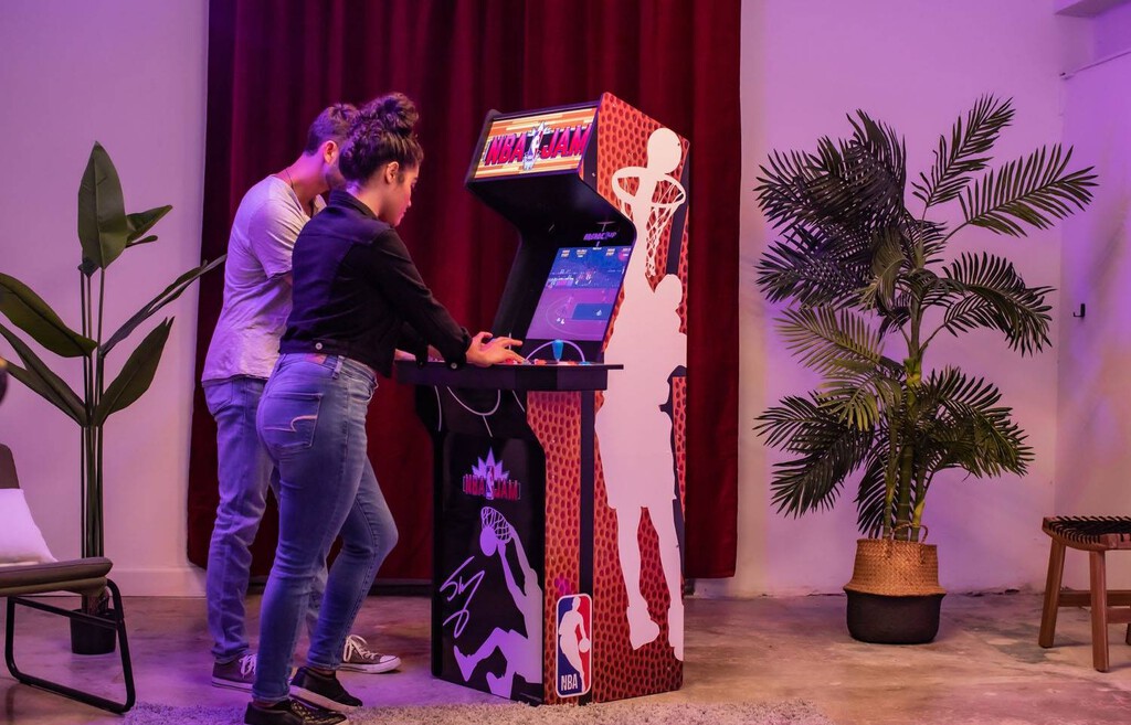 Nada de jugar por turnos: tú y tres amigos podéis tener piques infinitos en casa con esta máquina recreativa 