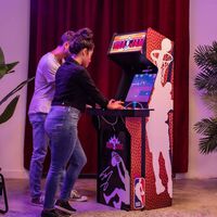 Nada de jugar por turnos: tú y tres amigos podéis tener piques infinitos en casa con esta máquina recreativa 