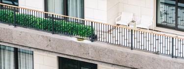 Maisons du Monde tiene la solución para terrazas estrechas y pequeñas: un conjunto compacto y plegable que se transforma en una mesa amplia cuando lo necesitas