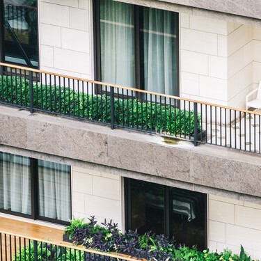 En Maisons du Monde tienen el conjunto de balcón más bonito y compacto, ideal para terrazas estrechas y pequeñas