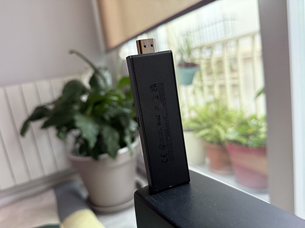 Tengo un Fire TV Stick y lo uso sin enchufarlo a la pared. Este verano ha sido un salvavidas en las vacaciones
