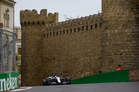 Victoria de Lewis Hamilton en el GP de Azerbaiyán de Fórmula 1 tras un final de carrera de locura