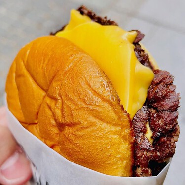 Una de las más famosas cadenas de smash burgers sale de Madrid: abrirá en estas ciudades de Asturias y Galicia 