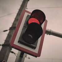 Multa por disparar desde el coche y cárcel por salpicar a los peatones. Estas son las normas de tráfico más raras del mundo