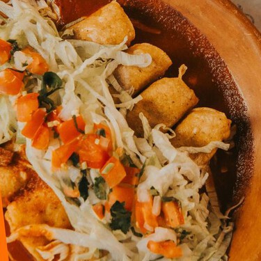 Cómo hacer flautas de pollo con la receta del Chef Oropeza: llevan una mezcla de ingredientes que resalta el sabor