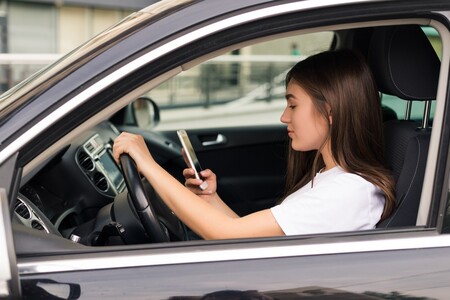 ¿Qué es lo que más te distrae al conducir? Los lapsus más peligrosos y cómo el vehículo te ayuda a prevenirlos