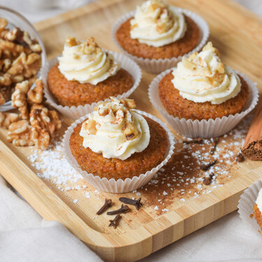 Magdalenas de zanahoria caseras: la receta más tierna y esponjosa