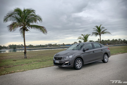 Cuba, donde probar un coche y sufrir un surrealista accidente te enseña por qué el Peugeot 301 es el BMW Serie 7 de allí