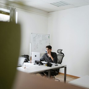El regreso a la oficina tiene un problema del que casi nadie habla: los empleados siguen sintiéndose solos 