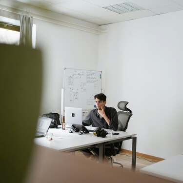 El regreso a la oficina tiene un problema del que casi nadie habla: los empleados siguen sintiéndose solos 