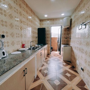 Adiós azulejos en el suelo de la cocina de la forma más rápida: así de fácil se puede renovar en un día 