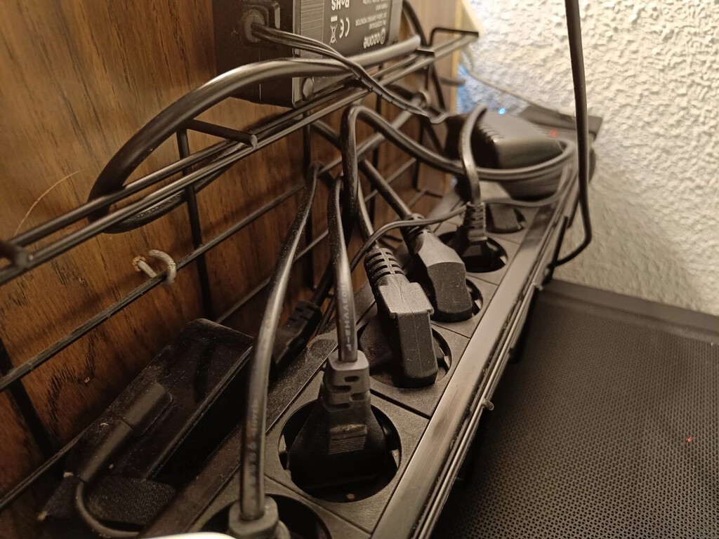 Los 14 aparatos eléctricos que no conviene enchufar en una regleta, según los expertos, para evitar problemas 