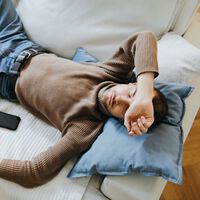 La explicación a por qué te quedas dormido enseguida en el sofá pero cuando vas a la cama no puedes dormir