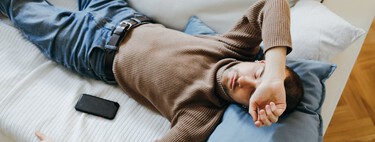 La explicación a por qué te quedas dormido enseguida en el sofá pero cuando vas a la cama no puedes dormir