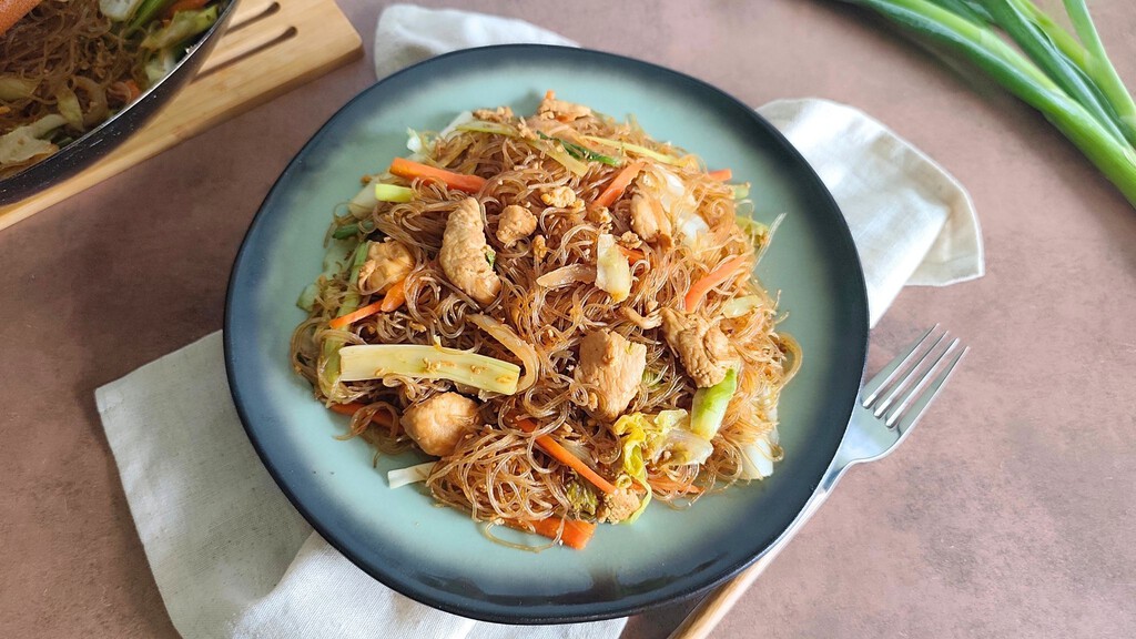 Pad Woon Sen, la receta tailandesa de fideos de cristal salteados con pollo y verduras que se prepara en un periquete