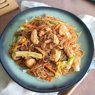 Pad Woon Sen, la receta tailandesa de fideos de cristal salteados con pollo y verduras que se prepara en un periquete 