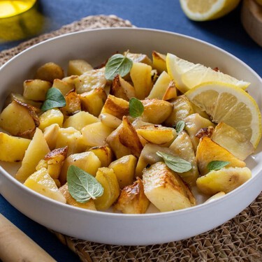 Grecia da una lección a España: las mejores patatas al horno no llevan ajo ni cebolla, se hacen con limón 