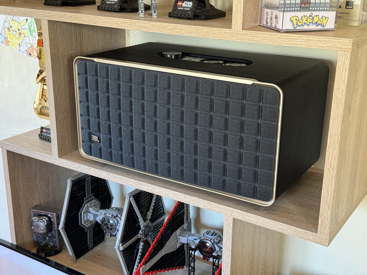 JBL Authentics 500, análisis: da gusto lucirlo en el salón, pero 