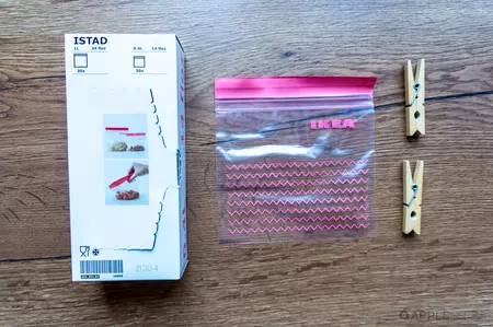 IKEAの小さな冷凍バッグと洗濯バサミ2個