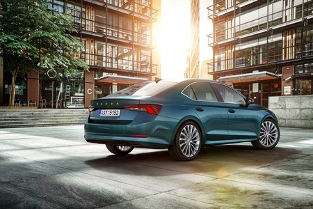 El nuevo Škoda Octavia desembarca en España, por ahora con motores gasolina y diésel desde 26.650 euros