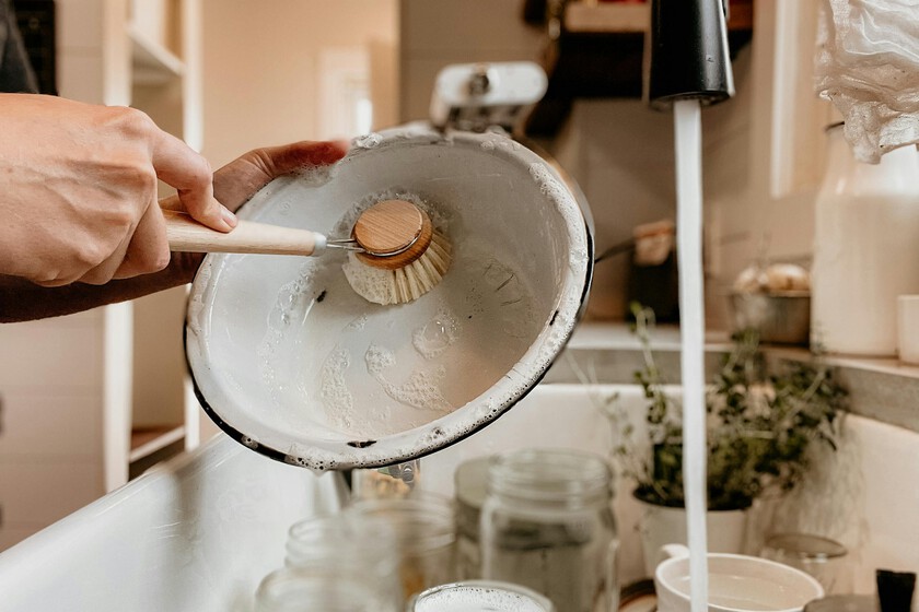 El escurreplatos ideal para cocinas pequeñas está en Leroy Merlin: aprovecha un hueco de la encimera y cabe toda la vajilla