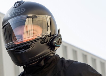 Casco de moto con intercomunicador