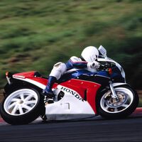 El garaje de motos de Mick Doohan es el sueño de todo quemado: cinco campeonas de MotoGP, muchas Honda clásicas y hasta un helicóptero